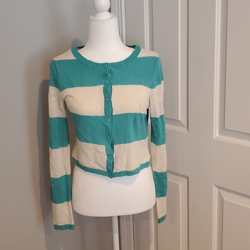 Lightweight Cropped Button-down Cardigan